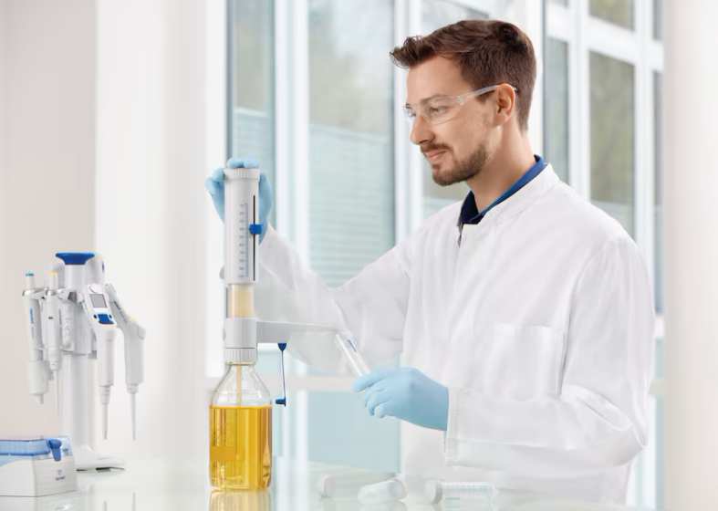 精確移取腐蝕性液體的推薦方案：Eppendorf Varispenser® 2/2x 瓶口分液器技術解析
